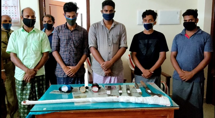  പുഞ്ച സ്വദേശികളായ പുല്ലാര നാണിപ്പ എന്ന അബു(47), പാറോത്തൊടിക മുഹമ്മദ് ബുസ്താന്‍ (30), തലക്കോട്ടുപുറം മുഹമ്മദ് അന്‍സിഫ് (23), ചെമ്മല ആഷിഖ് (27),  പിലാക്കല്‍ സുഹൈല്‍ (28) എന്നിവരെയാണ് വനം വകുപ്പ് അറസ്റ്റ് ചെയ്തത്. പുഞ്ചയിലെ തന്നെ നറുക്കില്‍ സുരേഷ് ബാബുവിനെ മുമ്പ് അറസ്റ്റ് ചെയ്തിരുന്നു.