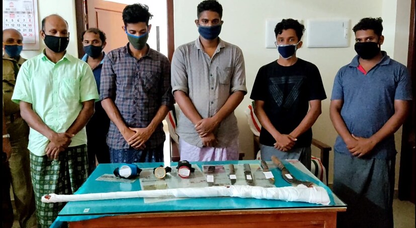  അതിക്രൂരമായ വേട്ടയാണ് പുഞ്ച വനമേഖലയിൽ നടന്നത്. സംഭവത്തെക്കുറിച്ച് വനം വകുപ്പ് പറയുന്നത് ഇങ്ങനെ - രഹസ്യ വിവരത്തെ തുടര്‍ന്ന് ഈ മാസം 10ന് രാത്രിയിലാണ് പാട്ടക്കരിമ്പ് പുഞ്ച പുല്ലാര നാണിപ്പ എന്ന അബുവിന്റെ വീട്ടില്‍ പരിശോധന നടത്തിയത്. ഇയാളുടെ വീട്ടിൽ നിന്നും 25 കിലോ ഇറച്ചി പിടിച്ചെടുത്തു.