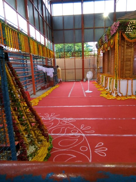  കോവിഡ് കണക്കിലെടുത്ത് ആറടി അകലത്തിലാണ് എല്ലാവർക്കും ഇരിപ്പിടമൊരുക്കിയിരിക്കുന്നത്. ക്ഷണിതാക്കളിൽ 135 പേർ മതനേതാക്കളാണ്.