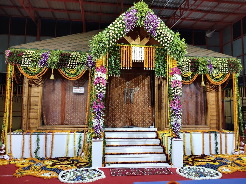  ആർഎസ്എസ് തലവൻ മോഹൻ ഭാഗവത്, രാമജന്മഭൂമി തീർഥക്ഷേത്രം ട്രസ്റ്റ് അധ്യക്ഷൻ നൃത്യ ഗോപാൽദാസ് മഹാരാജ്, യുപി ഗവർണർ ആനന്ദിബെൻ പട്ടേൽ, മുഖ്യമന്ത്രി യോഗി ആദിത്യനാഥ് എന്നിവർക്കേ മോദിക്കൊപ്പം വേദിയിൽ ഇരിപ്പിടമുണ്ടാകൂ.