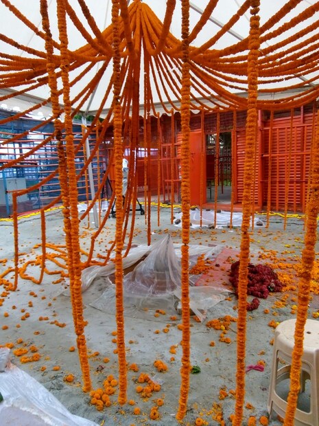  സരയൂ തീരത്ത് ചൊവ്വാഴ്ച വൈകിട്ടുനടന്ന ആരതിയിൽ നാട്ടുകാരെ മാത്രമാണ് പങ്കെടുപ്പിച്ചത്.