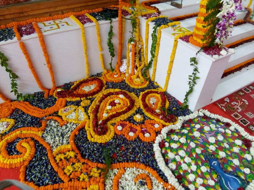  അയോധ്യയിലെ വീഥികളും കെട്ടിടങ്ങളും മഞ്ഞനിറം പൂശി മനോഹരമാക്കിയിരിക്കുകയാണ്.