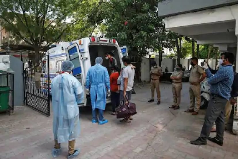 doctor turns ambulance driver , doctor turns ambulance driver for covid patient, covid19, corona virus, pune doctor, ഡോക്ടർ ആംബുലൻസ് ഡ്രൈവറായി, കോവിഡ്, കൊറോണ വൈറസ്, കോവിഡ് രോഗി, പൂനെ ഡോക്ടർ