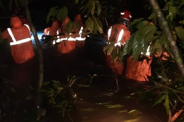 Kerala Rain| മലവെള്ളപ്പാച്ചിലിൽ കാർ ഒലിച്ചുപോയി; ഒരാളുടെ മൃതദേഹം കിട്ടി Kerala Rain| മലവെള്ളപ്പാച്ചിലിൽ കാർ ഒലിച്ചുപോയി; ഒരാളുടെ മൃതദേഹം കിട്ടി