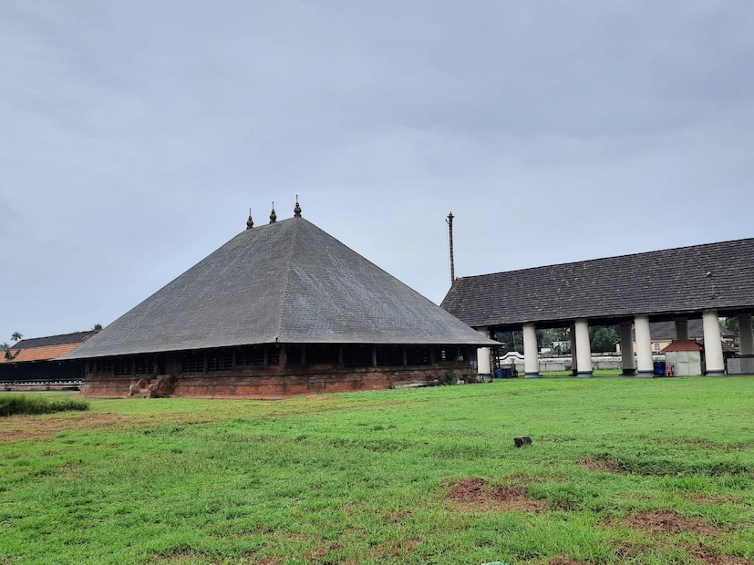  മതിൽക്കകത്ത് ഉപദേവതകളില്ലാത്ത ക്ഷേത്രത്തിൽ കൂത്തമ്പലമാണ് മുഖ്യസ്ഥാനത്ത്. പണ്ട് വനപ്രദേശമായിരുന്ന ഇവിടെ കുലീപിനി മഹർഷി മഹാവിഷ്ണുവിനെ തപസ് ചെയ്തുതുവെന്നും അങ്ങനെ ഇവിടെ ദേവചൈതന്യം ഉണ്ടായി എന്നും സമീപത്തെ കുളം കുലീപിനി തീർത്ഥമാണെന്നും കരുതുന്നവരുണ്ട്. വിശ്വാസത്തിൽ ഗംഗയും യമുനയും സരസ്വതിയും സംഗമിച്ച തീർത്ഥമാണ് കുലീപനി.