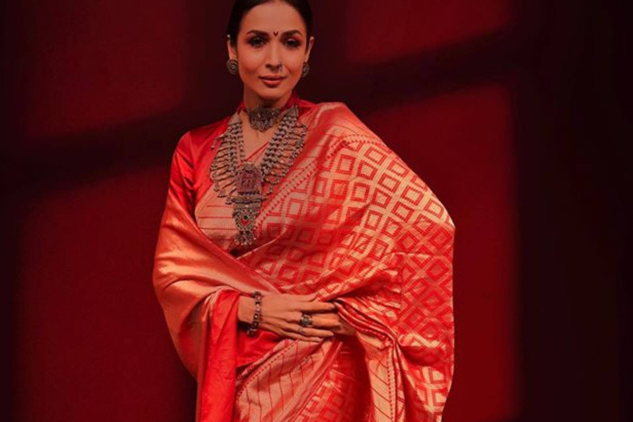 Viral Photo| ചുവപ്പ് സാരിയും പരമ്പരാഗത ആഭരണങ്ങളും ; സുന്ദരിയായി നടി മലൈക അറോറ