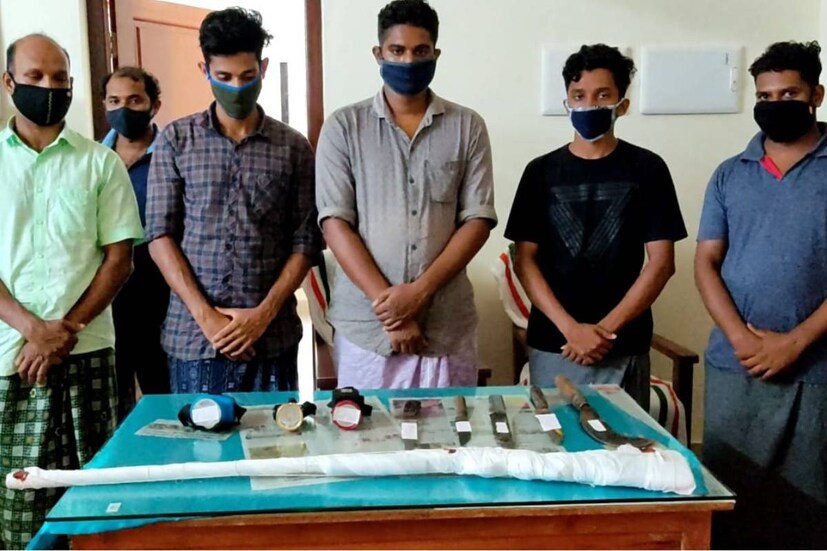 മലപ്പുറം: നിലമ്പൂർ പൂക്കോട്ടുപാടത്ത് പൂർണ ഗര്ഭിണിയായ കാട്ടുപോത്തിനെ (പെൺ കാട്ടുപോത്തിനും കാട്ടുപോത്ത് എന്ന് തന്നെയാണ് പറയുന്നത്) വേട്ടയാടിയ സംഭവത്തതില് അഞ്ചു പേരെ വനം വകുപ്പ് അറസ്റ്റു ചെയ്തു. സംഭവത്തിൽ ഒരാളെ നേരത്തെ അറസ്റ്റ് ചെയ്ത് റിമാൻഡ് ചെയ്തിരുന്നു. പ്രതികളെ ബുധനാഴ്ച കോടതിയില് ഹാജരാക്കും. മലപ്പുറം: നിലമ്പൂർ പൂക്കോട്ടുപാടത്ത് പൂർണ ഗര്ഭിണിയായ കാട്ടുപോത്തിനെ (പെൺ കാട്ടുപോത്തിനും കാട്ടുപോത്ത് എന്ന് തന്നെയാണ് പറയുന്നത്) വേട്ടയാടിയ സംഭവത്തതില് അഞ്ചു പേരെ വനം വകുപ്പ് അറസ്റ്റു ചെയ്തു. സംഭവത്തിൽ ഒരാളെ നേരത്തെ അറസ്റ്റ് ചെയ്ത് റിമാൻഡ് ചെയ്തിരുന്നു. പ്രതികളെ ബുധനാഴ്ച കോടതിയില് ഹാജരാക്കും.