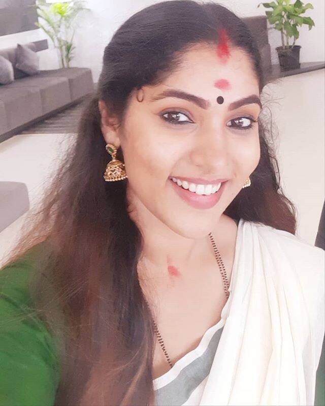 ഗായിക റിമി ടോമിയുടെ സഹോദരൻ റിങ്കുവിനെയാണ് മുക്ത വിവാഹം കഴിച്ചത്.