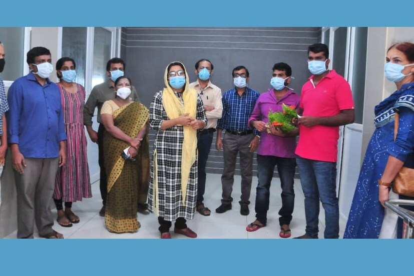  ആരോഗ്യവകുപ്പിന് അഭിമാന നേട്ടമായി മാറി ജില്ലയിൽ പ്ലാസ്മ തെറാപ്പി വിജയം. ജില്ല കളക്ടർ അദീല അബ്ദുള്ള പൂച്ചെണ്ടുകൾ നൽകി ഇരുവരെയും യാത്രയയച്ചു. ചികിത്സയിലെ വിജയം ആരോഗ്യവകുപ്പിന്റെ പൊൻതൂവലെന്ന് ജില്ല കളക്ടർ പറഞ്ഞു.