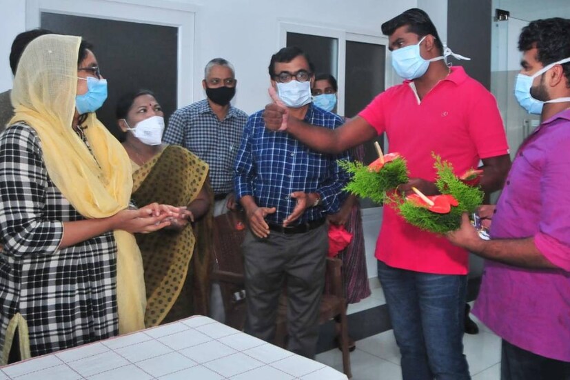  സംസ്ഥാനത്തു തന്നെ ആദ്യമായി ഒരു ജില്ലാ ആശുപത്രിയിൽ പ്ലാസ്മ ബാങ്ക് സ്ഥാപിച്ചത് മാനന്തവാടിയിലെ വയനാട് ജില്ലാ ആശുപത്രിയിലാണ്. തുടർന്നാണ് ജില്ലയിൽ രോഗം ഭേദമായ രോഗികളിൽ നിന്ന് സ്വീകരിച്ച പ്ലാസ്മ ഉപേയാഗിച്ച് കോവിഡ് രോഗികളിൽ തെറാപ്പി ആരംഭിച്ചത്.