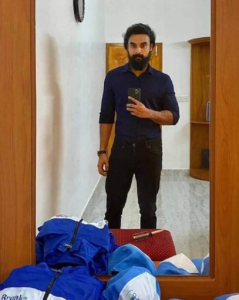  രോഹിത് വിഎസ് സംവിധാനം ചെയ്യുന്ന കള എന്ന ചിത്രത്തിലെ സംഘട്ടന രംഗങ്ങളുടെ ചിത്രീകരണത്തിനിടെയാണ് ടൊവിനോയ്ക്ക് പരിക്കേറ്റത്.