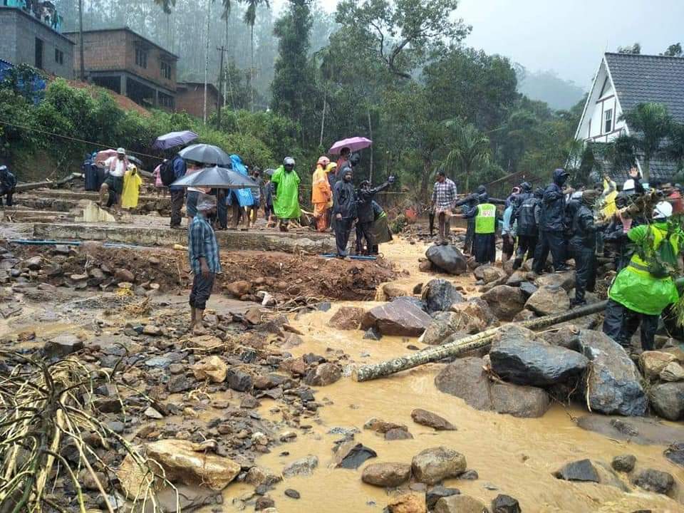 പ്രതികൂല കാലാവസ്ഥയിലും രക്ഷാപ്രവർത്തനം തുടരുകയാണ്. ദുരന്തത്തിൽപ്പെട്ട 16 പേരെ രക്ഷപെടുത്തി. ഇവരില് നാലുപേരുടെ നില ഗുരുതരമാണ്. പ്രതികൂല കാലാവസ്ഥയിലും രക്ഷാപ്രവർത്തനം തുടരുകയാണ്. ദുരന്തത്തിൽപ്പെട്ട 16 പേരെ രക്ഷപെടുത്തി. ഇവരില് നാലുപേരുടെ നില ഗുരുതരമാണ്.