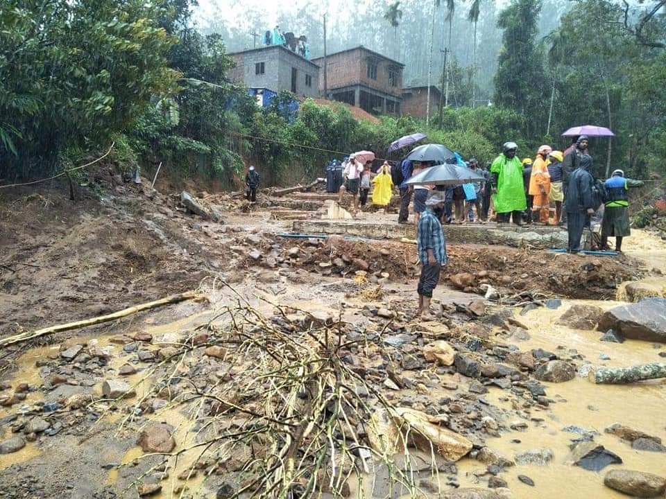 ഇവരെ മൂന്നാര് ടാറ്റ ആശുപത്രിയിലും കോലഞ്ചേരി മെഡക്കൽ കോളജിലുമാണ് പ്രവേശിപ്പിച്ചിരിക്കുന്നത്. രക്ഷാ പ്രവർത്തനത്തിനായി എന്ഡിആര്എഫ് സംഘം ഉടനെത്തും, ഇവരെ മൂന്നാര് ടാറ്റ ആശുപത്രിയിലും കോലഞ്ചേരി മെഡക്കൽ കോളജിലുമാണ് പ്രവേശിപ്പിച്ചിരിക്കുന്നത്. രക്ഷാ പ്രവർത്തനത്തിനായി എന്ഡിആര്എഫ് സംഘം ഉടനെത്തും,