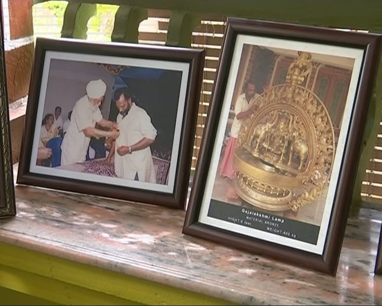  കുഞ്ഞിമംഗലം നാരായണൻ പത്തുവർഷം മുൻപ് അന്തരിച്ചതോടെ മകൻ ചിത്രനാണ് കലാപാരമ്പര്യത്തിന്റെ തുടർച്ച ഏറ്റെടുക്കുന്നത്. ലോകമെങ്ങുനിന്നും രാമായണവിളക്കിനായി ഇന്നും നിരവധിപേരാണ് വിളിക്കുന്നത്.