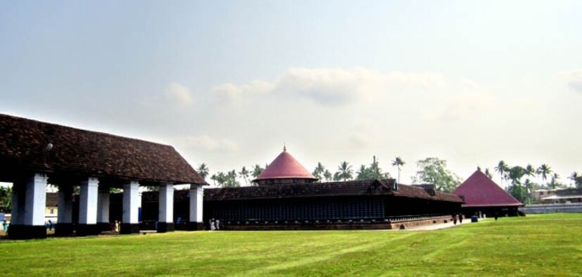  സംഗമേശ്വരനാണ് കൂടൽമാണിക്യത്ത്. സംഗമം തന്നെയാണ് കൂടൽ. അതു ഗംഗയും യമുനയും സരസ്വതിയും ചേർന്നതാണെന്ന് ഒരു കഥ. ബുദ്ധിസവും ജൈനിസവും ചേർന്ന കൂടലാണെന്ന് മറ്റൊരു കഥ. ചരിത്രത്തിൽ ഒൻപതാം നൂറ്റാണ്ടിലെ ചേരമൺ പെരുമാൾ കാലത്തുതന്നെ ആരംഭിക്കുന്നുണ്ട് ക്ഷേത്രചരിത്രം.