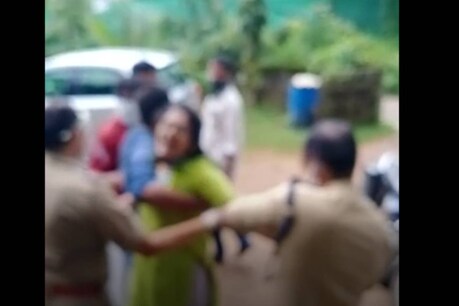 തൃശൂരിൽ പൊലീസ് നോക്കി നിൽക്കെ വില്ലേജ് ഓഫീസർ കൈ ഞരമ്പ് മുറിച്ചു തൃശൂരിൽ പൊലീസ് നോക്കി നിൽക്കെ വില്ലേജ് ഓഫീസർ കൈ ഞരമ്പ് മുറിച്ചു
