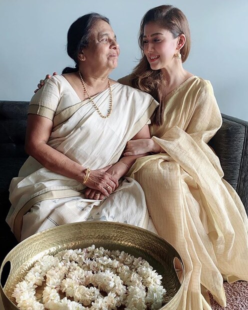  ഈ ഓണക്കാലം വിഘ്‌നേഷും നയൻതാരയും നയൻതാരയുടെ അമ്മ ഓമനയ്‌ക്കൊപ്പമായിരുന്നു. മിസിസ് കുര്യനൊപ്പമുള്ള ഇരുവരുടെയും ചിത്രങ്ങൾ സോഷ്യൽ മീഡിയയിലുമെലെത്തി