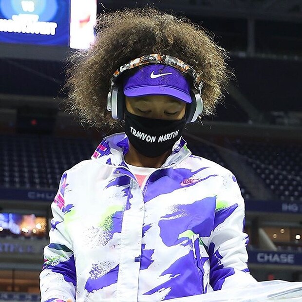  ട്രിവിയോൺ മാർട്ടിൻ: 2012 ലാണ് പതിനേഴ് വയസ്സ് മാത്രം പ്രായമുള്ള ട്രിവിയോൺ മാർട്ടിൻ ഫ്ലോറിഡയിൽ വെടിയേറ്റ് കൊല്ലപ്പെട്ടത്. കടയിൽ നിന്നും വീട്ടിലേക്ക് പോവുകയായിരുന്ന മാർട്ടിന് നേരെ ഉദ്യോഗസ്ഥൻ വെടിയുതിർക്കുകയായിരുന്നു. നാലാം മത്സരത്തിലെ വിജയത്തിന് ശേഷം ട്രവിയോണിന്റെ പേരുള്ള മാസ്കുമായി ഒസാക വേദിയിലെത്തി. (Image:Naomi Osaka/Instagram)