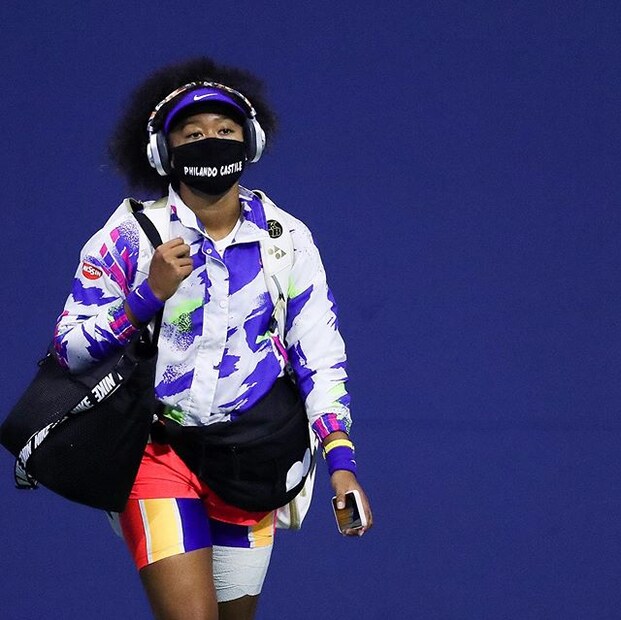  ഫിലാന്തോ കാസിൽ: 2016 ലാണ് മിനിസോട്ട പൊലീസിന്റെ വെടിവെപ്പിൽ 32 കാരനായ ഫിലാന്തോ കാസിൽ കൊല്ലപ്പെട്ടത്. കാമുകിയും മകളുമായി കാറിൽ യാത്ര ചെയ്യുകായിരുന്ന കാസിലിനെ ട്രാഫിക് സിഗ്നലിൽ വെച്ച് തടഞ്ഞ പൊലീസ് കവർച്ചാ സംഘമെന്ന് ആരോപിച്ചാണ് കാസിലിനെ ആക്രമിച്ചത്. പോയിന്റ് ബ്ലാങ്ക് റേഞ്ചിൽ ഏഴ് തവണയാണ് പൊലീസ് കാസിലിന് നേരെ നിറയൊഴിച്ചത്. കാസിലിന്റെ കാമുകി ഫെയ്സ്ബുക്ക് ലൈവിലൂടെ പൊലീസ് അക്രമത്തെ കുറിച്ച് അറിയച്ചതോടെയാണ് സംഭവം പുറംലോകം അറിഞ്ഞത്. (Image:Naomi Osaka/Instagram)