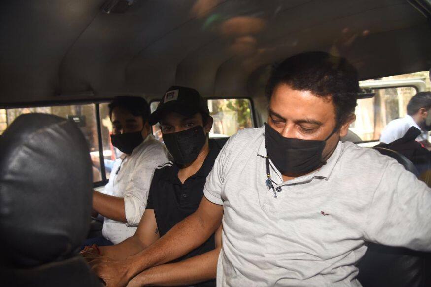 സെപ്റ്റംബർ എട്ടിന് റിയ സമർപ്പിച്ച ജാമ്യാപേക്ഷ കോടതി തള്ളിയിരുന്നു. ഇതിനെ തുടർന്നാണ് സെഷൻസ് കോടതിയെ സമീപിച്ചത്. സെപ്റ്റംബർ എട്ടിന് റിയ സമർപ്പിച്ച ജാമ്യാപേക്ഷ കോടതി തള്ളിയിരുന്നു. ഇതിനെ തുടർന്നാണ് സെഷൻസ് കോടതിയെ സമീപിച്ചത്.