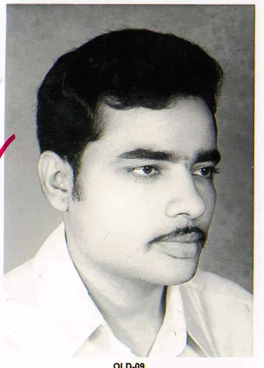 1950 സെപ്റ്റംബർ 17ന് ഗുജറാത്തിലെ മെഹ്സാന ജില്ലയിൽ ഒരു സാധാരണ താഴ്ന്ന-മധ്യവർഗ കുടുംബത്തിൽ ജനിച്ച അദ്ദേഹം നാല് മക്കളിൽ മൂന്നാമനായിരുന്നു. പിതാവ് ദാമോദർദാസ് ഒരു ചെറിയ കടയിൽ ചായ ഉണ്ടാക്കി. മകൻ വാട്നഗർ റെയിൽവേ സ്റ്റേഷനിൽ ചായ വിൽക്കാൻ സഹായിച്ചു. (Image: News18 Telugu)