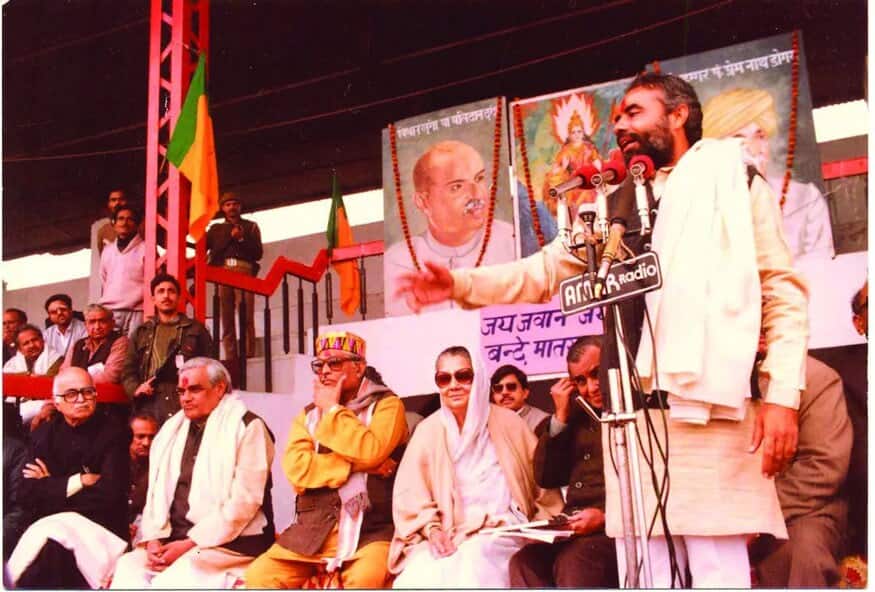 1987-88ൽ അദ്ദേഹത്തെ ബിജെപിയുടെ ഗുജറാത്ത് യൂണിറ്റിലേക്ക് സംഘാടക സെക്രട്ടറിയായി നിയമിച്ചു.