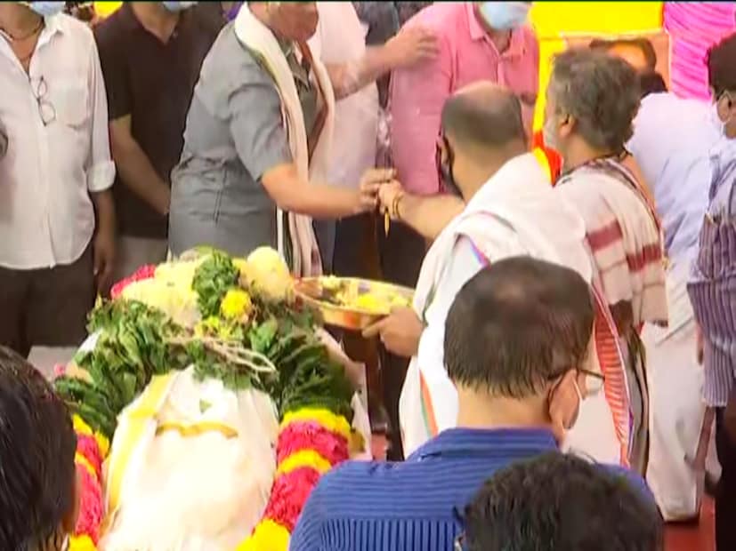  പൂർണ ഔദ്യോഗിക ബഹുമതികളോടെയായിരുന്നു സംസ്കാരം. മകൻ ചരൺ ബാലസുബ്രഹ്മണ്യം അന്ത്യകർമങ്ങൾ നടത്തി.  