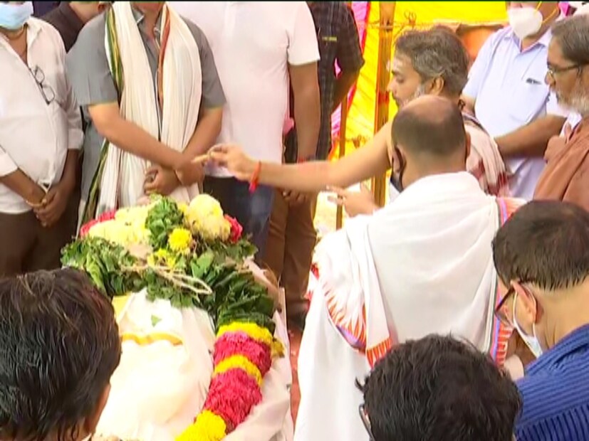  നേരത്തെ പതിനൊന്ന് മണിയോട് കൂടി ചടങ്ങുകള്‍ പൂര്‍ത്തിയാകുമെന്ന് അറിയിച്ചിരുന്നെങ്കിലും അന്ത്യാജ്ഞലി അര്‍പ്പിക്കാനെത്തുന്നവരുടെ തിരക്ക് കാരണം ചടങ്ങുകള്‍ ഒന്നരമണിക്കൂറോളം നീണ്ടുപോകുകയായിരുന്നു.