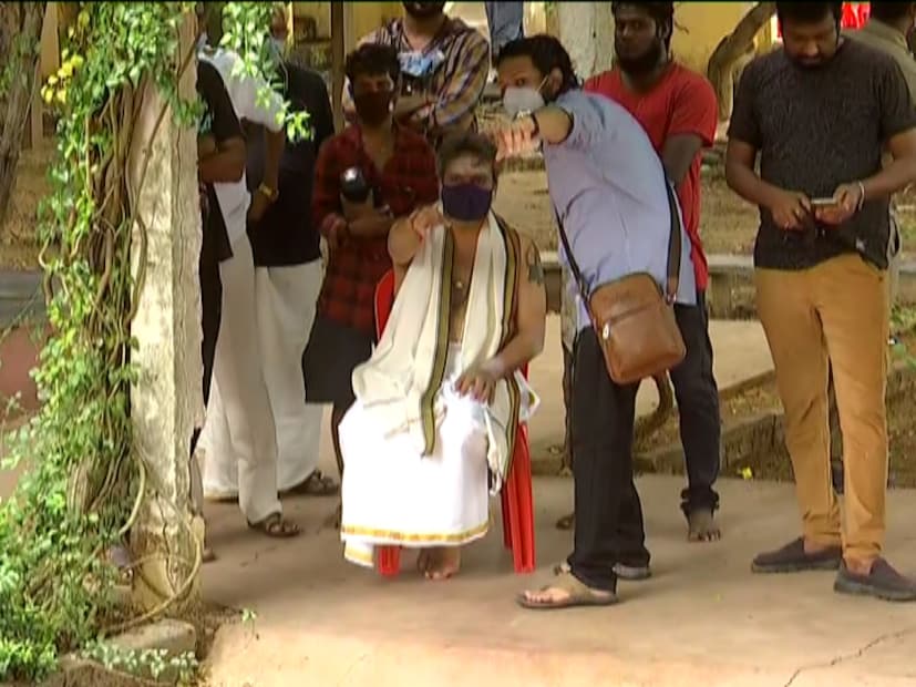  ചലചിത്ര താരം റഹ്മാന്‍, സംവിധായകനായ ഭാരതിരാജ തുടങ്ങിയ നിരവധി പ്രമുഖര്‍ താമരപ്പാക്കത്തെത്തി എസ്പിബിക്ക് ആദരാഞ്ജലി അര്‍പ്പിച്ചു.