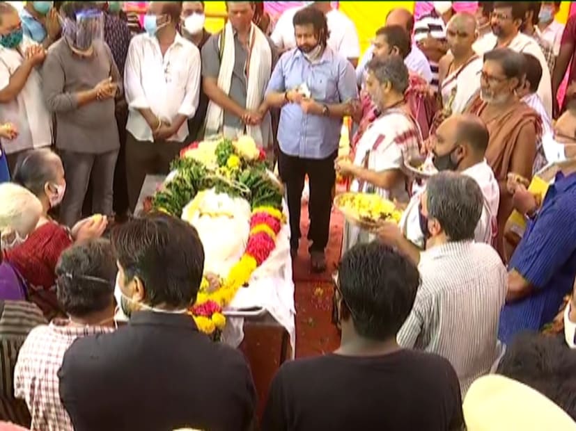  വെള്ളിയാഴ്ച രാത്രി എട്ട് മണിയോടെയാണ് കോടമ്പാക്കത്തെ വീട്ടില്‍നിന്നു എസ്പിബിയുടെ ഭൗതികദേഹം താമരപ്പാക്കത്ത് എത്തിച്ചത്. കോടമ്പാക്കത്തുനിന്ന് താമരപ്പാക്കത്തേക്കുള്ള അവസാന യാത്രയില്‍ ഉടനീളം വഴിയരികില്‍ കാത്തുനിന്ന് ആരാധകര്‍ അദ്ദേഹത്തിന് ആദരാഞ്ജലി അര്‍പ്പിച്ചു.