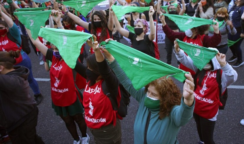 ഗര്ഭഛിദ്രം നിയമവിധേയമാക്കണമെന്ന് ആവശ്യപ്പെട്ട് അര്ജന്റീനയില് പ്രതിഷേധം ശക്തം. ആയിരക്കണക്കിന് പേരാണ് പ്രതിഷേധത്തിൽ പങ്കെടുത്തത്. ഗർഭഛിദ്രം നിയമവിധേയമാക്കുന്ന ബിൽ 2018 ൽ സെനറ്റ് തള്ളിയിരുന്നു. (Image: AP)  ഗര്ഭഛിദ്രം നിയമവിധേയമാക്കണമെന്ന് ആവശ്യപ്പെട്ട് അര്ജന്റീനയില് പ്രതിഷേധം ശക്തം. ആയിരക്കണക്കിന് പേരാണ് പ്രതിഷേധത്തിൽ പങ്കെടുത്തത്. ഗർഭഛിദ്രം നിയമവിധേയമാക്കുന്ന ബിൽ 2018 ൽ സെനറ്റ് തള്ളിയിരുന്നു. (Image: AP)