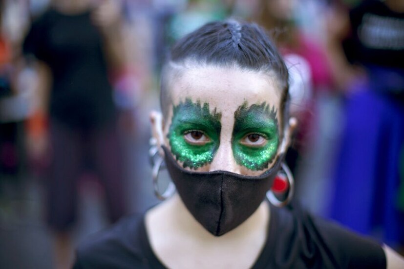  സുരക്ഷിതവും സൗജന്യവുമായി ഗർഭഛിദ്രം അനുവദിക്കണമെന്നാണ് പ്രതിഷേധക്കാരുടെ ആവശ്യം. അർജന്റീനയിൽ ഓരോ വർഷവും നിയമവിരുദ്ധമായി 350000 ൽ അധികം ഗർഭഛിദ്രം നടക്കുന്നുണ്ടെന്നാണ് ആരോഗ്യമന്ത്രാലയത്തിന്റെ കണക്കുകൾ.(Image: AP)