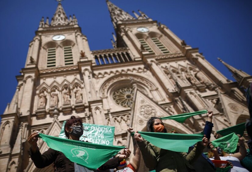  നിയമവിരുദ്ധമായ ഗർഭഛിദ്രം മൂലം നിരവധി സ്ത്രീകൾ മരണത്തിന് ഇരയാകുന്നുണ്ടെന്ന് പ്രതിഷേധക്കാർ പറയുന്നു. കഴിഞ്ഞ മാർച്ചിൽ ഗർഭഛിദ്രം നിയമവിധേയമാക്കുന്ന ബിൽ പാസാക്കുമെന്ന് പ്രസിഡന്റ് ആൽബർട്ടോ ഫെർണാണ്ടസ് പ്രഖ്യാപിച്ചിരുന്നു. (Image: AP)