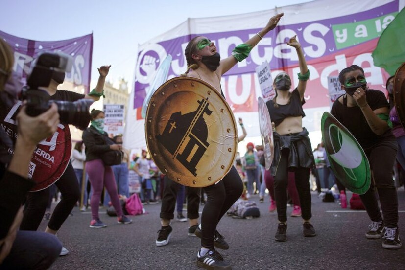  എന്നാൽ ഇതിന് പിന്നാലെ കോവിഡ് വ്യാപിച്ചതോടെ അർജന്റീനയിൽ ലോക്ക്ഡൗണും പ്രഖ്യാപിച്ചു. ഇതോടെ ബില്ലിൽ തുടർ നടപടികൾ ഉണ്ടായില്ല. ഇതിനെ തുടർന്നാണ് അടിയന്തര നടപടി ആവശ്യപ്പെട്ട് പ്രതിഷേധക്കാർ രംഗത്തെത്തിയത്. (Image: AP)