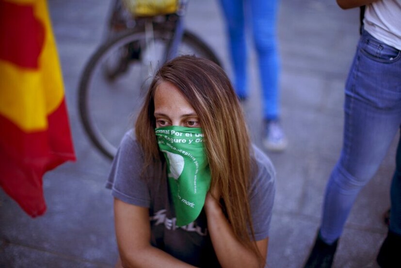  ഗർഭഛിദ്രം നിയമവിധേയമാക്കണമെന്നാവശ്യപ്പെട്ട് അർജന്റീനയിലെ ബ്യൂണസ് അയേഴ്സിൽ പ്രതിഷേധം നടത്തുന്നവർ. ബ്യൂണസ് അയേഴ്സിലെ നാഷണൽ കോൺഗ്രസിന് മുന്നിലായിരുന്നു പ്രതിഷേധം. (Image: AP)