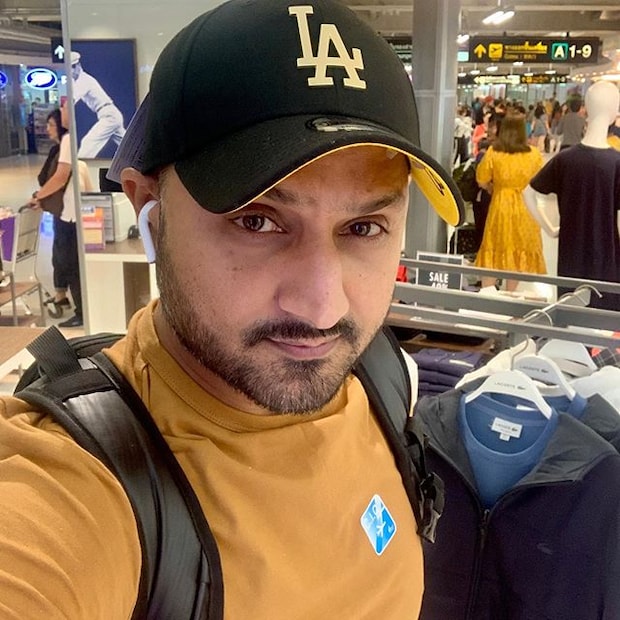  "ഹർഭജന്റെ പിന്മാറ്റത്തിന് കോവിഡുമായി ബന്ധമില്ല. നിങ്ങൾക്ക് ഭാര്യയും കുഞ്ഞുമുണ്ടെങ്കിൽ അവർ മൂന്ന് മാസമായി ഇന്ത്യയിലാണെങ്കിൽ നിങ്ങൾക്ക് മത്സരത്തിൽ പൂർണമായും ശ്രദ്ധ കേന്ദ്രീകരിക്കാൻ കഴിയില്ല. അങ്ങനെയൊരു സാഹചര്യത്തിൽ നിങ്ങൾക്ക് രണ്ട് കോടിയല്ല, ഇരുപത് കോടി ലഭിച്ചാലും കാര്യമില്ല. പണത്തിനല്ല ഇവിടെ പ്രധാന്യം."