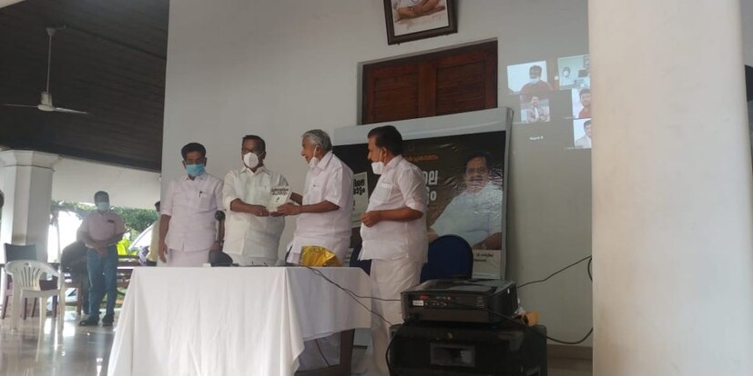  സംസ്ഥാനത്ത് പ്രതിപക്ഷം മികച്ച രീതിയിലാണ് പ്രവർത്തിക്കുന്നതെന്ന് പുസ്തകം ഏറ്റ് വാങ്ങിക്കൊണ്ട് സി ദിവാകരൻ പറഞ്ഞു. നിയമസഭ അംഗങ്ങളെല്ലാം രമേശ് ചെന്നിത്തലയുടെ പ്രസംഗങ്ങൾ ശ്രദ്ധിക്കും. അത് അദ്ദേഹത്തിന് കൊടുക്കുന്ന അംഗീകാരം കൂടിയാണെന്നും അദ്ദേഹം പറഞ്ഞു. 