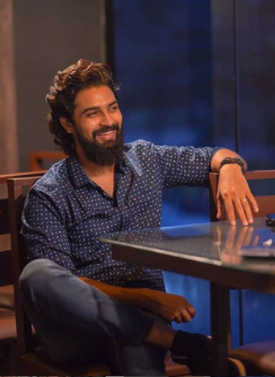  ബംഗളുരുവിൽ ജോലി ചെയ്യുന്ന റെജീന മലപ്പുറം സ്വദേശിനിയാണ്. പത്തുവർഷത്തോളം ഇവർ തമ്മിൽ പരിചയമുണ്ട്. റജീനയുടെ കുടുംബത്തിൽ ഉണ്ടായ മരണത്തെ തുടർന്ന് വിവാഹം ലളിതമാക്കി എന്നാണ് റിപ്പോർട്ട്
