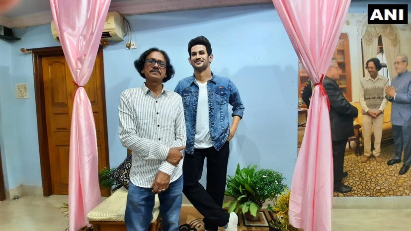  കൊൽക്കത്ത അസനോളിൽ നിന്നുള്ള ശിൽപ്പിയായ  സുകന്തോ റായി  ആണ് സുശാന്തിന്‍റെ പൂർണ്ണകായ മെഴുകു പ്രതിമ നിർമ്മിച്ചത്.  (ചിത്രം- ANI)