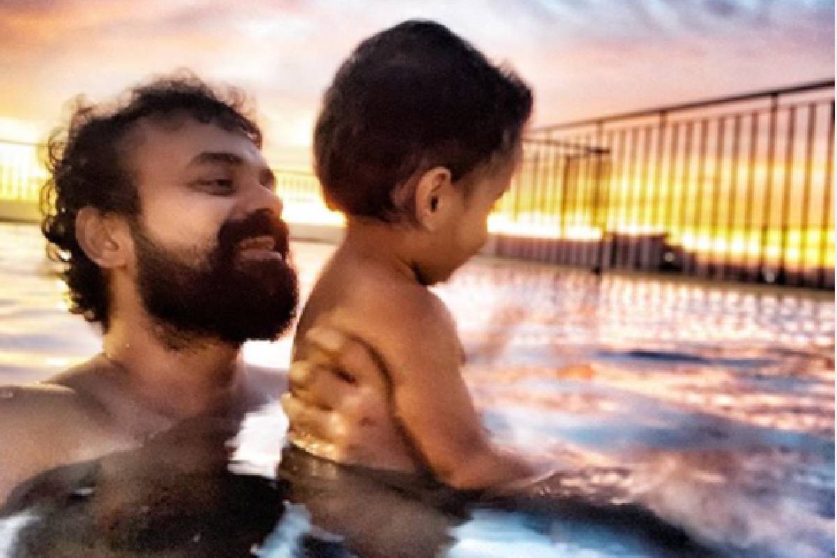  അൽപ്പം ലേറ്റ് ആയാലും ലേറ്റസ്റ്റ് ആയി വരണമല്ലോ. അതുകൊണ്ടു നവംബർ രണ്ടാം തിയതി ആഘോഷിച്ച പിറന്നാളിന്റെ ചിത്രം ചാക്കോച്ചൻ ഇപ്പോഴാണ് പോസ്റ്റ് ചെയ്തിരിക്കുന്നത്. അച്ഛനും മോനും കൂടി കണ്ണുപൊത്തി പിറന്നാൾ കേക്കിനു പിറകിൽ നിൽക്കുന്ന നിമിഷമാണ് മുകളിൽ കണ്ട ചിത്രം. ഇസൂന് കണ്ടുനിൽക്കാൻ വയ്യാത്തതുകൊണ്ടാണ് കണ്ണ് പൊത്തിയതെന്ന് ചാക്കോച്ചൻ. കേക്ക് അല്ല കേട്ടോ വിഷയം. സംഗതി ഇത്രേയുള്ളൂ