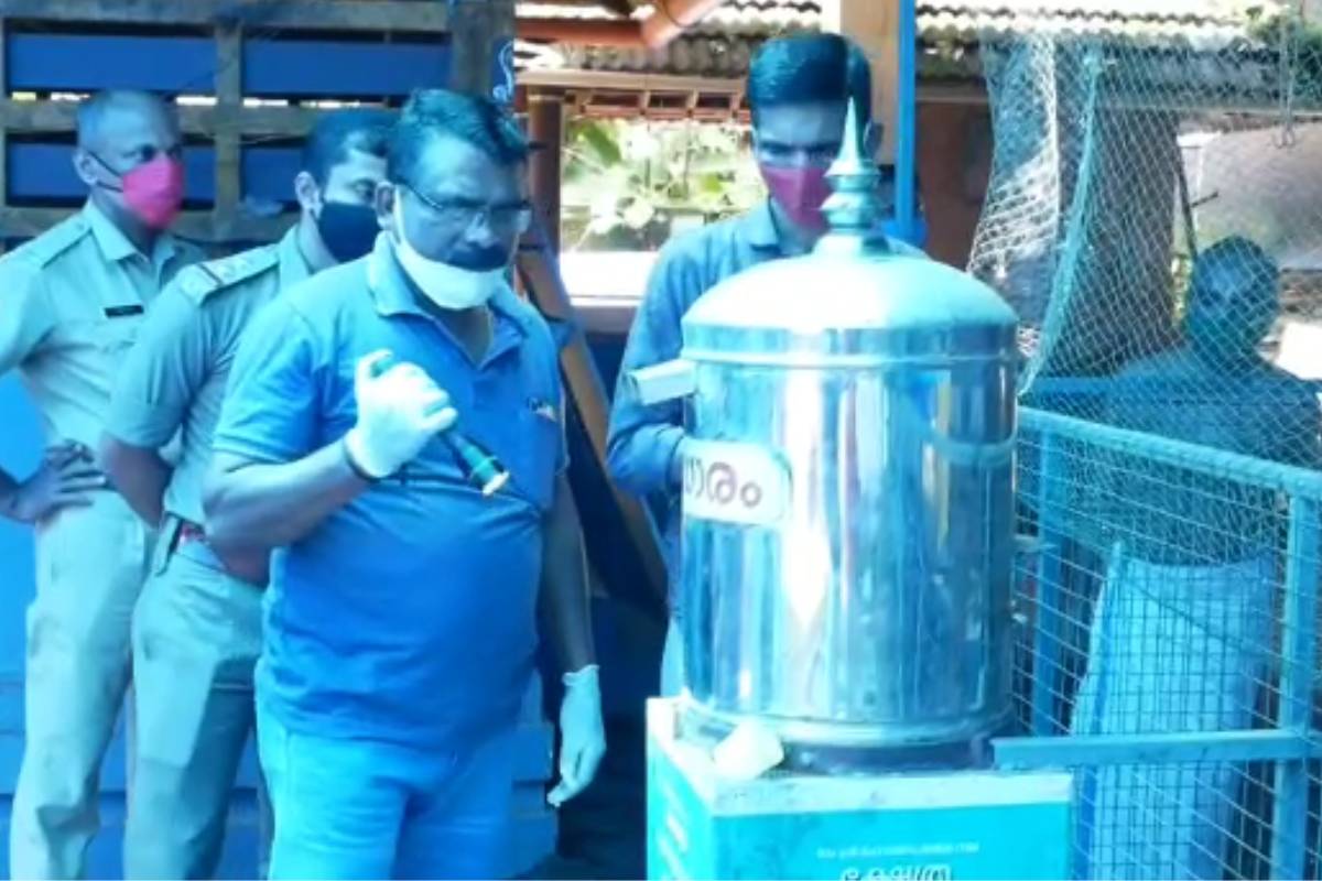  ഗണപതി ക്ഷേത്രത്തിനടുത്തുള്ള കോട്ടയം തൃക്കൈക്കുന്ന് മഹാദേവ ക്ഷേത്രത്തിലും ഇതെ ദിവസം തന്നെ മോഷണശ്രമം നടന്നിട്ടുണ്ട്. രണ്ടിടത്തും കയറിയത് ഒരേ കളളനാണ് എന്നാണ് പോലീസിൻറെ കണക്കുകൂട്ടൽ. കണ്ണൂർ ജില്ലയിൽ ക്ഷേത്രങ്ങളിൽ കവർച്ച വർധിക്കുന്ന സാഹചര്യത്തിൽ പോലീസ് പരിശോധന ഊർജിതമാക്കിയിട്ടുണ്ട്.