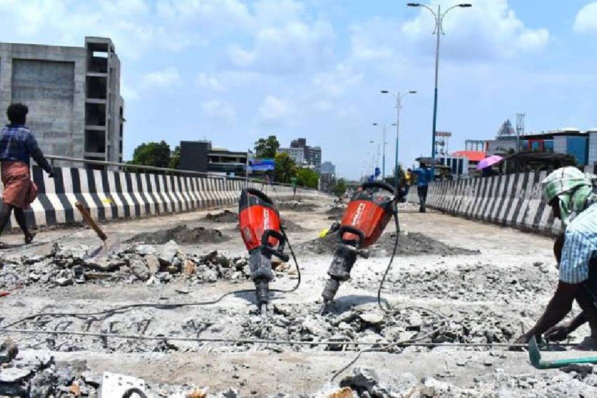 ചുമതല ഏറ്റെടുക്കുന്നതില്‍ ബുദ്ധിമുട്ടുണ്ടെന്നായിരുന്നു ശ്രീധരന്റെ ആദ്യ നിലപാട്. എന്നാല്‍ സര്‍ക്കാര്‍ നിര്‍ബന്ധിച്ചതോടെ വിഷയം പരിഗണിക്കാമെന്ന് അറിയിച്ചു.