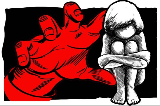 പത്തുവയസുകാരിയായ പെണ്‍കുട്ടിയെ ഇയാൾ കടന്നു പിടിച്ചെന്നാണ് പരാതി.