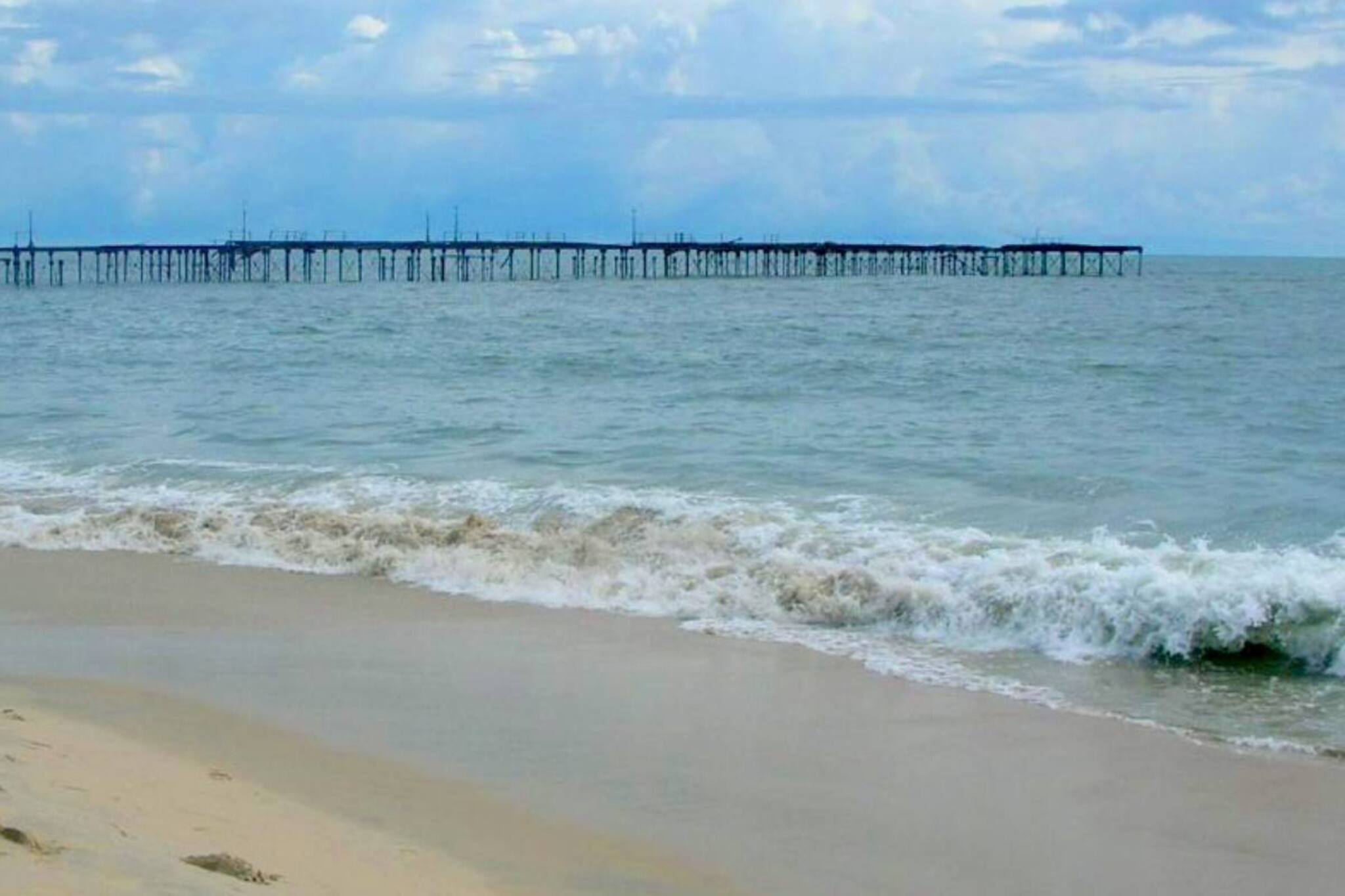 സെൽഫിയെടുക്കവേ ആലപ്പുഴ ബീച്ചിൽ അമ്മയും മക്കളും തിരയിൽപ്പെട്ടു; രണ്ടര വയസുകാരനെ കാണാതായി