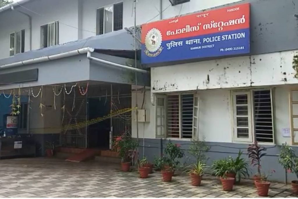  കണ്ണൂർ: പൊലീസ് ഉദ്യോഗസ്ഥന്റെ വ്യാജ ഫേസ്ബുക്ക് പേജ് നിർമ്മിച്ച് തട്ടിപ്പിന് ശ്രമിച്ച സംഭവത്തിൽ അന്വേഷണം ഊർജിതമാക്കി. പാനൂർ പ്രിൻസിപ്പൽ എസ്.ഐ. കെ.വി. ഗണേഷിന്റെ പേര് ഉപയോഗിച്ചാണ് തട്ടിപ്പ് നടത്താൻ ശ്രമം നടന്നത്. ഏതാനും ദിവസങ്ങൾക്ക് മുൻപ് കണ്ണൂരിലെ തന്നെ വിജിലിൻസ് സി.ഐ യുടെ പേര് ഉപയോഗിച്ചും സമാനമായ രീതിയിൽ തട്ടിപ്പിനുള്ള ശ്രമം നടന്നിരുന്നു.