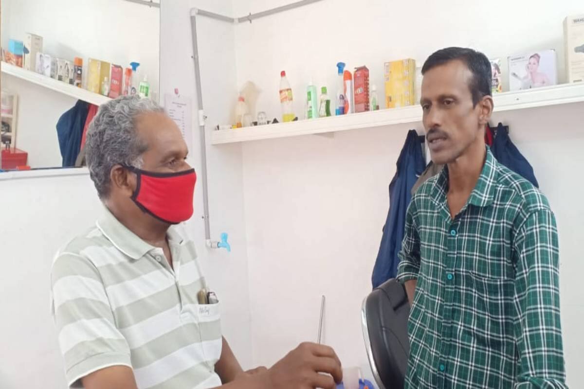 കോവിഡ് പ്രതിസന്ധിക്കു മുന്നിൽ എല്ലാവരും ഒന്നിച്ചു പോരാടുമ്പോൾ തന്നാൽ ആകുന്ന ഒരു ചെറിയ സഹായം ആണ് ഇതെന്ന് കടയുടമ ആയ ഗോപി പറയുന്നു. കോവിഡ് പ്രതിസന്ധിക്കു മുന്നിൽ എല്ലാവരും ഒന്നിച്ചു പോരാടുമ്പോൾ തന്നാൽ ആകുന്ന ഒരു ചെറിയ സഹായം ആണ് ഇതെന്ന് കടയുടമ ആയ ഗോപി പറയുന്നു.