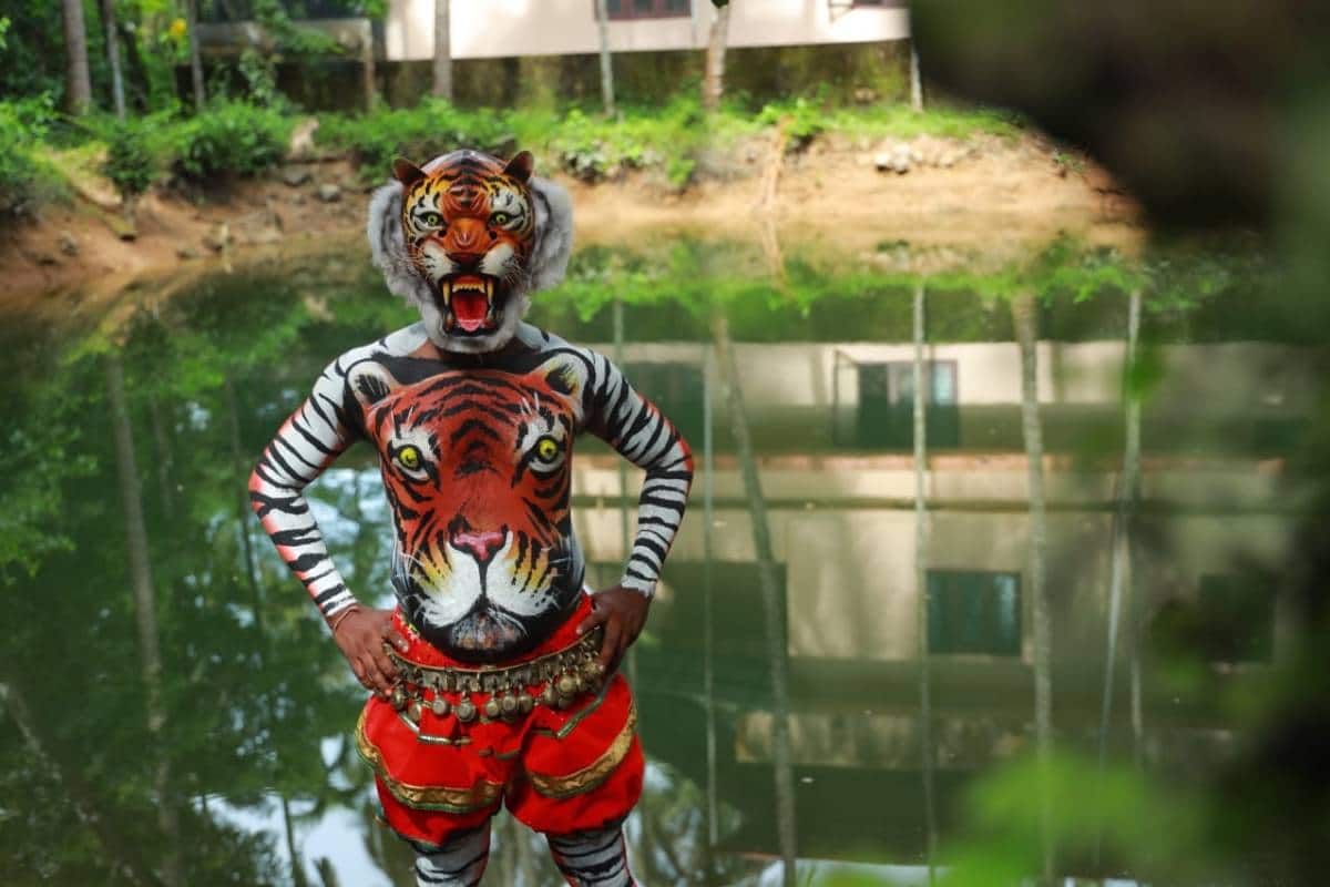 എല്ലാവർഷത്തെയും പോലെ തൃശ്ശൂര് സ്വരാജ് റൗണ്ടില് പുലികളിറങ്ങേണ്ട ദിവസമാണിന്ന്. എന്നാല് എല്ലാം കോവിഡ് തകിടംമറിച്ചു. എല്ലാവർഷത്തെയും പോലെ തൃശ്ശൂര് സ്വരാജ് റൗണ്ടില് പുലികളിറങ്ങേണ്ട ദിവസമാണിന്ന്. എന്നാല് എല്ലാം കോവിഡ് തകിടംമറിച്ചു.