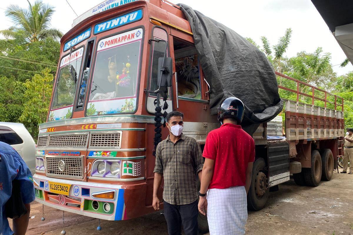 മലപ്പുറത്ത് വൻ കുഴൽപണ വേട്ട. ലോറിയിൽ ഒളിപ്പിച്ചു കൊണ്ടുവന്ന ഒരു കോടി മുപ്പത്തിയെട്ടു ലക്ഷത്തി എൺപതിനായിരം രൂപ തവനൂരിൽ പിടിച്ചു. മലപ്പുറത്ത് വൻ കുഴൽപണ വേട്ട. ലോറിയിൽ ഒളിപ്പിച്ചു കൊണ്ടുവന്ന ഒരു കോടി മുപ്പത്തിയെട്ടു ലക്ഷത്തി എൺപതിനായിരം രൂപ തവനൂരിൽ പിടിച്ചു.