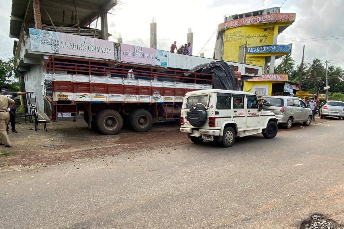 സ്റ്റേറ്റ് എക്സൈസ് എൻഫോഴ്സ്മെൻറ് സ്ക്വാഡിന് ലഭിച്ച രഹസ്യ വിവരത്തിൻ്റെ അടിസ്ഥാനത്തിലായിരുന്നു പരിശോധന. സ്റ്റേറ്റ് എക്സൈസ് എൻഫോഴ്സ്മെൻറ് സ്ക്വാഡിന് ലഭിച്ച രഹസ്യ വിവരത്തിൻ്റെ അടിസ്ഥാനത്തിലായിരുന്നു പരിശോധന.