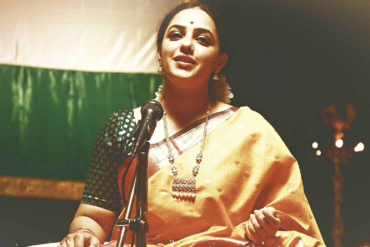  മനോഹരമായ പുഞ്ചിരിയുള്ള ചുരുളന്മുടിക്കാരി. മലയാള സിനിമയിലെ യുവനടിയായ നിത്യ മേനോൻ ആദ്യ കാഴ്ചയിൽ തന്നെ കണ്ണിലുടക്കുന്നത് പലപ്പോഴും ഇക്കാരണത്താലാണ്. പുത്തൻ ഹെയർ സ്‌റ്റൈലുമായി മലയാള ചലച്ചിത്ര രംഗത്തെ പ്രിയ താരം ഇപ്പോൾ സോഷ്യൽ മീഡിയയിൽ എത്തിക്കഴിഞ്ഞു. അധികം നീട്ടി വളർത്താറില്ലെങ്കിലും നീളൻ മുടി തോളൊപ്പം മുറിച്ച പുത്തൻ ഹെയർ സ്റ്റൈലിലാണ് നിത്യ